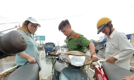 Quốc lộ 1 ngập sâu, Công an Vĩnh Long mang xe tải chuyên dụng cứu hộ người dân