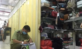Đột kích chợ nhà giàu, thu giữ cả ngàn món hàng hiệu giả