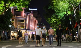 Nam thanh nữ tú đổ về phố đi bộ Hồ Gươm sau 'kỳ nghỉ COVID-19' lần 2