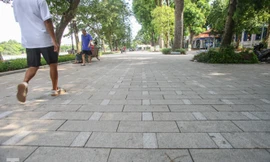 Sau kè bê tông cốt sợi, vỉa hè hồ Hoàn Kiếm tăng tốc lát đá 'về đích'