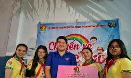 Đại biểu cháu ngoan Bác Hồ TP Cần Thơ ủng hộ đồng bào miền Trung 