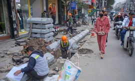 Thi công cải tạo, chỉnh trang, lát đá vỉa hè phố Khâm Thiên (Đống Đa, Hà Nội). Ảnh: Duy Phạm