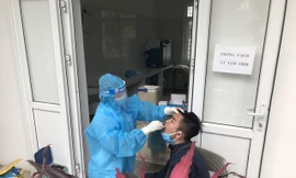 Người dân từ Hải Dương khai báo y tế, lấy mẫu xét nghiệm tại phường Yên Sở (Hoàng Mai, Hà Nội). Ảnh: Trường Phong