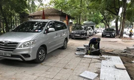 Ô tô vô tư đỗ trên vỉa hè đang được lát đá trên phố Huỳnh Thúc Kháng