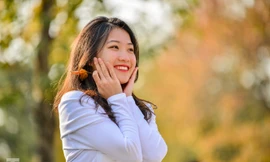 Thiếu nữ Hà thành khoe sắc bên hàng phong lá đỏ đẹp như xứ Hàn