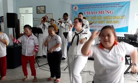 Video Ban nhạc Hạm đội 7 'cháy' hết mình với các nạn nhân Dioxin