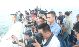 Hàng trăm phóng viên tiếc nuối vì chưa lên tàu sân bay USS Theodore Roosevelt