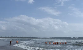 Khu vực bãi biển Mỹ Khê thuộc xã Tịnh Khê, TP. Quảng Ngãi nơi nạn nhân bị đuối nước. Ảnh: Nguyễn Ngọc