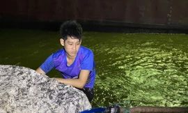 Hút 10 tấn dầu trên tàu vận tải bị nạn ở vùng biển Quảng Ngãi 