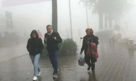 Không khí lạnh tràn về, khách du lịch co ro trong cái lạnh dưới 10 độ C ở Sa Pa