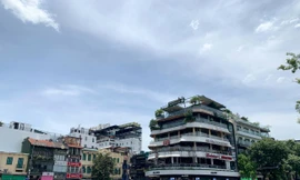 Nắng 50 độ C, đường Hà Nội vắng 'như chùa bà đanh'