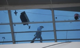 Công nhân đội nắng hoàn thiện nhà ga tuyến đường sắt Nhổn - ga Hà Nội.