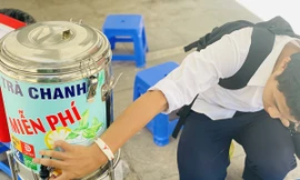 Tình người Hà Nội giữa cái nắng như thiêu như đốt