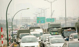 Hàng đoàn ô tô nối đuôi nhau lên cầu Thăng Long trong ngày thông cầu