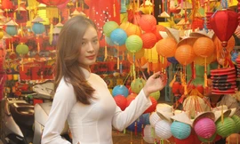 Phố lồng đèn đông đúc bạn trẻ vui hội Trung thu sớm 