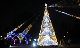 Mê ly với không gian đón Giáng sinh “xịn sò” giữa trường đại học 