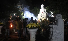 Vừa hết pháo hoa, bạn trẻ rủ nhau về chùa cầu phúc, hái lộc đầu năm mới Canh Tý