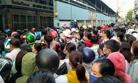 Ngàn người xếp hàng mua khẩu trang từ 4 giờ sáng rồi ra về tay không