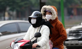 Rét đầu đông, dân Hà Nội kín mít đi làm, Hồ Tây vắng bóng người qua lại