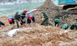 Lực lượng chức năng tỉnh TT-Huế đang tính phương án nắn sông Rào Trăng để tìm kiếm 12 người mất tích do sạt lở đất tại thủy điện Rào Trăng 3.