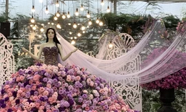 Chiếc váy cưới kỷ lục kết bằng 1 tấn hoa tươi tại Festival hoa Đà Lạt
