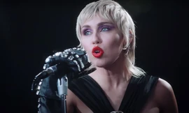 Xem cách Miley Cyrus quậy tung cả thế giới trong single mới "Midnight Sky" kìa!