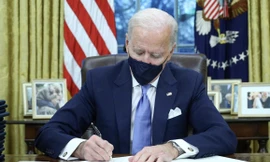 Ông Biden trong Phòng Bầu dục. Ảnh: Reuters