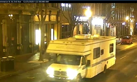 Chiếc xe RV khả nghi. 