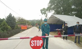 Lực lượng chức năng chốt chặn tại cửa ngõ các xã phong tỏa ở Đông Triều