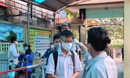 Ngày đầu học sinh Hải Phòng quay trở lại trường học
