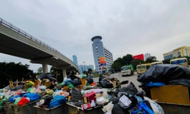 Dân chặn xe vào Nam Sơn, rác lại 'bao vây' đường phố Hà Nội