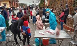 Lực lượng chức năng lấy mẫu xét nghiệm người dân tại xã Hưng Đạo, TP Chí Linh, tỉnh Hải Dương.