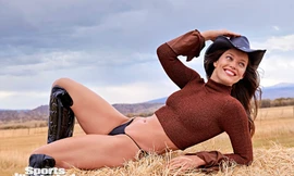 Mê mẩn siêu mẫu Mỹ có nụ cười thiên thần tỏa nắng Emily DiDonato