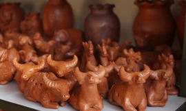 Độc đáo tượng trâu đất của nghệ nhân làng gốm Thanh Hà