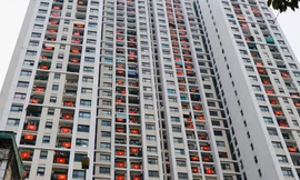 Cư dân chung cư vỗ tay, treo cờ cổ vũ phòng chống dịch COVID-19