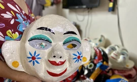 Cặp vợ chồng giữa lòng Thủ đô ngót nghét nửa thập kỷ thổi hồn vào mặt nạ giấy