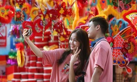 Nam thanh nữ tú nhộn nhịp chụp ảnh Trung thu trên phố Hàng Mã