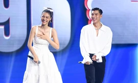 King Of Rap: HIEUTHUHAI đánh bại Lona, Pháo mang mô hình khổng lồ lên sân khấu