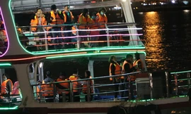 VIDEO: Du khách Đà Nẵng thích thú check-in sông Hàn về đêm trên du thuyền 