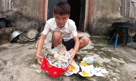 Con trai Bà Tân Vlog lại tiếp tục bị dân mạng chỉ trích vì làm clip “lấy cắp tiền heo đất“