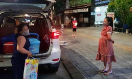 Chị Trương Thị Ánh Vân và cháu bé Ảnh: Đậu Xuân Quyết