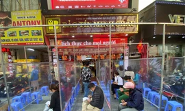 Lác đác người mua vàng trong sáng ngày Vía Thần tài hôm nay. Ảnh: Việt Linh.