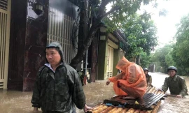 Cố băng qua đường ngập lụt, 2 thanh niên bị lũ cuốn trôi