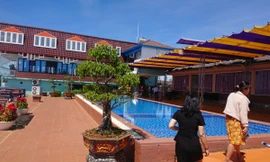 Nhà chú Đông xây dựng hàng loạt công trình bê tông chiếm chệ lên những ngọn đồi, biến Tà Đùng trở nên nhếch nhác