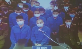 Sáng 24/12 diễn ra phiên xử Tiến "trắng" và 13 đồng phạm đánh người gây thương tích - Ảnh: Hoàng Long