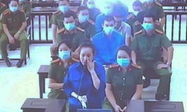 Vợ Đường "Nhuệ" bật khác trước toà vì thương cho người bị đánh - Ảnh: Hoàng Long