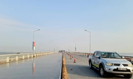 Đổ mẻ bê tông cuối cùng sửa mặt cầu Thăng Long