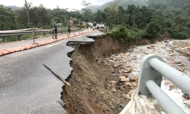 Đường Hồ Chí Minh qua các tỉnh miền Trung, Tây Nguyên liên tục sạt lở do mưa lũ.