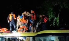 Cứu sống 18 người trên xe khách bị lũ cuốn trôi lúc nửa đêm