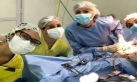 Chụp ảnh "tự sướng" cạnh bệnh nhân nằm trên bàn mổ, nhóm bác sĩ bị đình chỉ